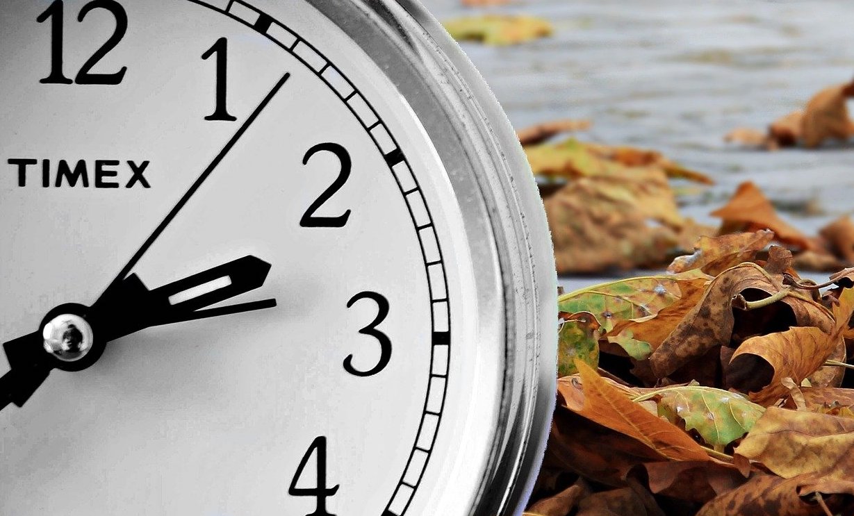 Fall back, spring forward… How to embrace the clock change without disturbing your circadian